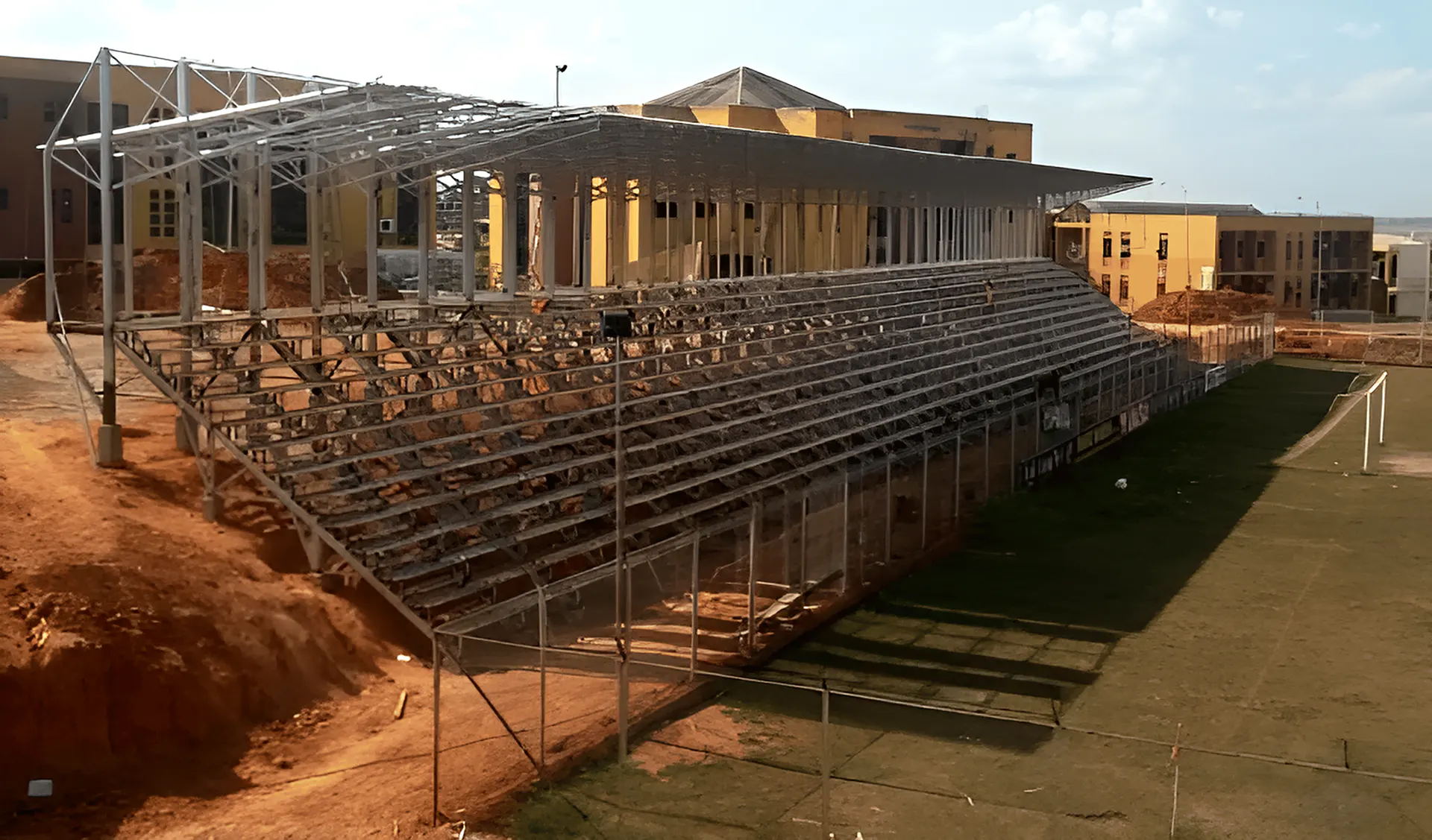 Construcción de cancha de fútbol universidad - 1